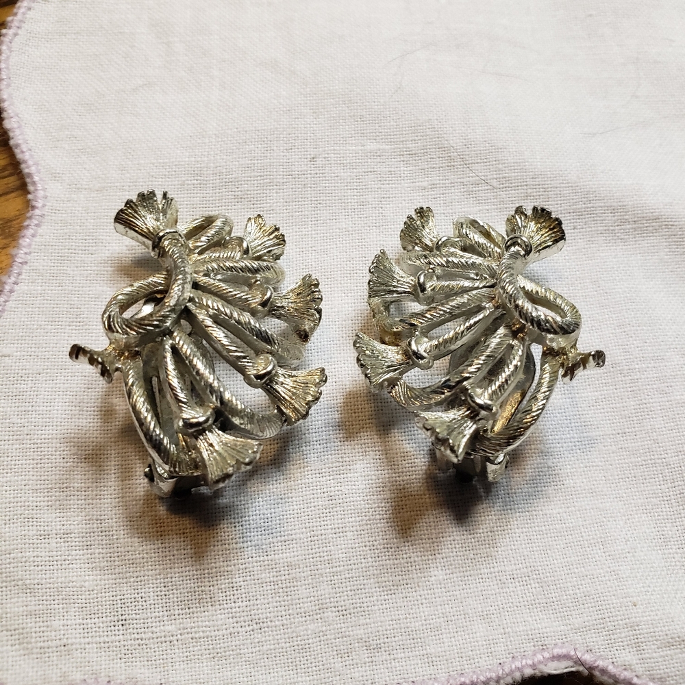 Elegant Vintage Lisner Silvertone Clip_on Earrings In A Rope Knot Style